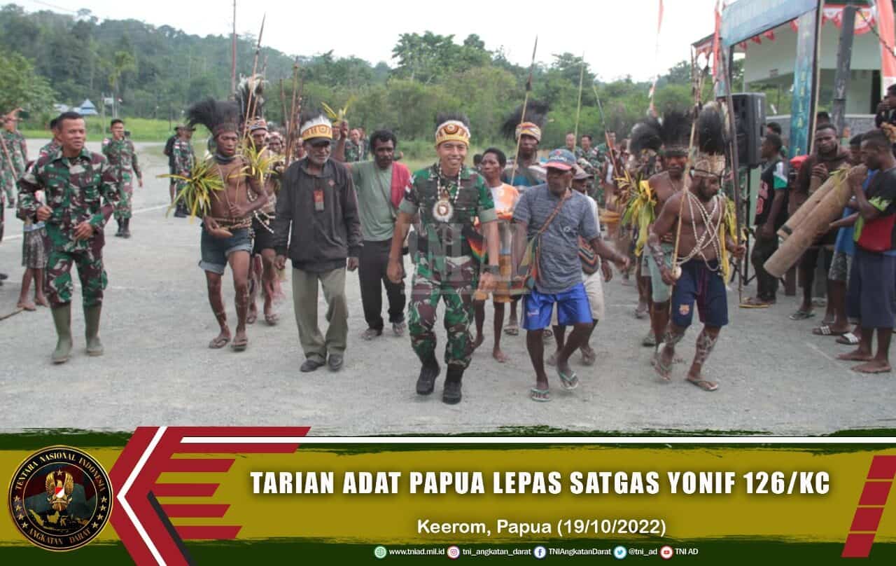 Persembahan Tarian Adat Papua Lepas Personel Satgas Yonif 126/KC