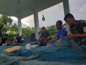 Bangun Komunikasi Sosial, Satgas Yonarmed 1 Kostrad Bantu Nelayan Desa Laha