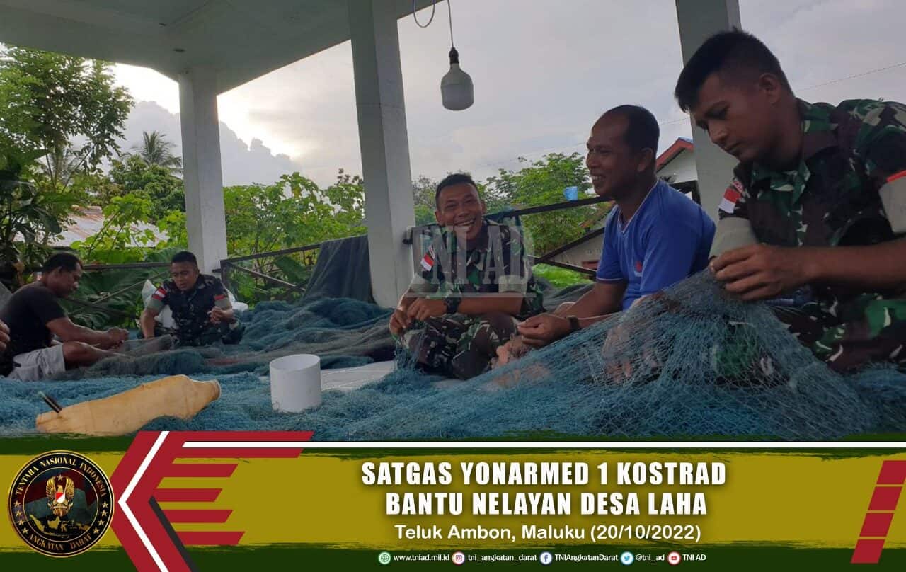 Bangun Komunikasi Sosial, Satgas Yonarmed 1 Kostrad Bantu Nelayan Desa Laha