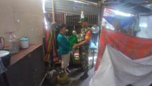 Aksi Sosial Babinsa Koramil 1414-02/Rantepao, Masuk Dapur Bagikan Sembako