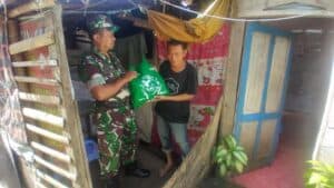 Aksi Sosial Babinsa Koramil 1414-02/Rantepao, Masuk Dapur Bagikan Sembako