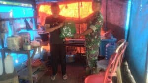 Aksi Sosial Babinsa Koramil 1414-02/Rantepao, Masuk Dapur Bagikan Sembako