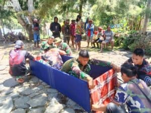 Turut Berduka, Satgas Yonif Raider 142/KJ Hadir dan Beri Bantuan