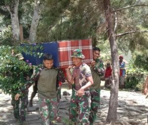 Turut Berduka, Satgas Yonif Raider 142/KJ Hadir dan Beri Bantuan