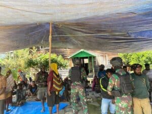Turut Berduka, Satgas Yonif Raider 142/KJ Hadir dan Beri Bantuan