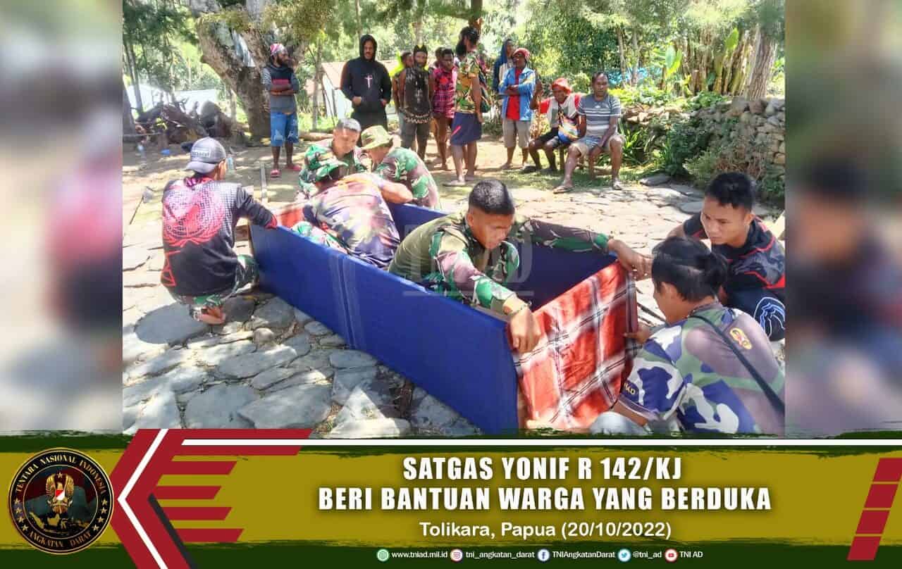 Turut Berduka, Satgas Yonif Raider 142/KJ Hadir dan Beri Bantuan