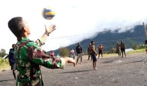 Bangkitkan Semangat Berolahraga, Satgas 303/SSM Berikan Bola Voli dan Net Kepada Pemuda Puncak Papua