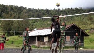 Bangkitkan Semangat Berolahraga, Satgas 303/SSM Berikan Bola Voli dan Net Kepada Pemuda Puncak Papua