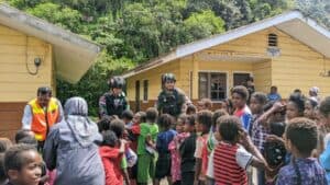 Cerianya Anak-Anak Papua Belajar Bersama Prajurit Satgas Yonif 402/SK