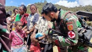 Sinergitas TNI-POLRI Berbagi Kasih dan Berikan Pelayanan Kesehatan di Papua