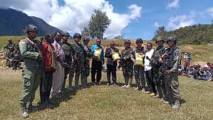 Sinergitas TNI-POLRI Berbagi Kasih dan Berikan Pelayanan Kesehatan di Papua