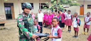 Tingkatkan Motivasi Belajar, Satgas Pamtas RI-PNG Yonif R 142/KJ Bagikan Tas dan Buku Tulis