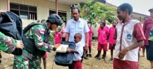 Tingkatkan Motivasi Belajar, Satgas Pamtas RI-PNG Yonif R 142/KJ Bagikan Tas dan Buku Tulis