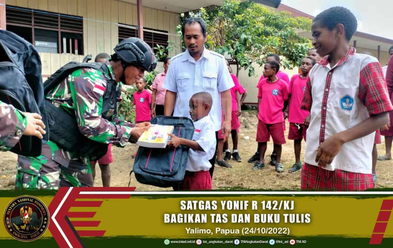 Tingkatkan Motivasi Belajar, Satgas Pamtas RI-PNG Yonif R 142/KJ Bagikan Tas dan Buku Tulis