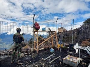 Pulihkan Telekomunikasi di Papua, Satgas 303/SSM Laksanakan Pengamanan Perbaikan Tower