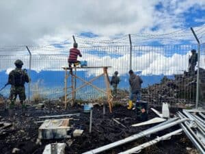 Pulihkan Telekomunikasi di Papua, Satgas 303/SSM Laksanakan Pengamanan Perbaikan Tower