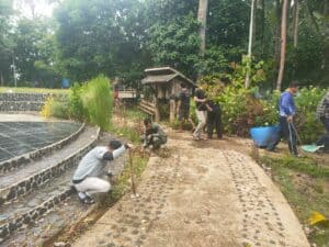 Lestarikan Budaya Lokal, Satgas Yonif 645/GTY Pembersihan Rumah Adat Kampung Budaya Jagoi Babang
