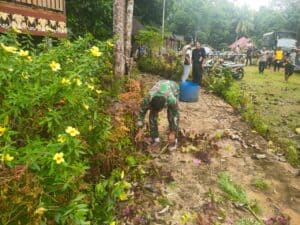 Lestarikan Budaya Lokal, Satgas Yonif 645/GTY Pembersihan Rumah Adat Kampung Budaya Jagoi Babang