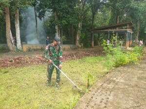 Lestarikan Budaya Lokal, Satgas Yonif 645/GTY Pembersihan Rumah Adat Kampung Budaya Jagoi Babang