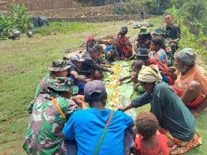 Makan Bersama Warga, Bukti Kedekatan Satgas Yonif R 142/KJ Dengan Warga Papua