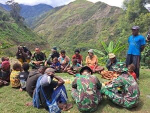 Makan Bersama Warga, Bukti Kedekatan Satgas Yonif R 142/KJ Dengan Warga Papua