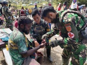 Satgas Yonif PR 305/ Tengkorak Gelar Pelayanan Kesehatan di Pasar Yokatapa