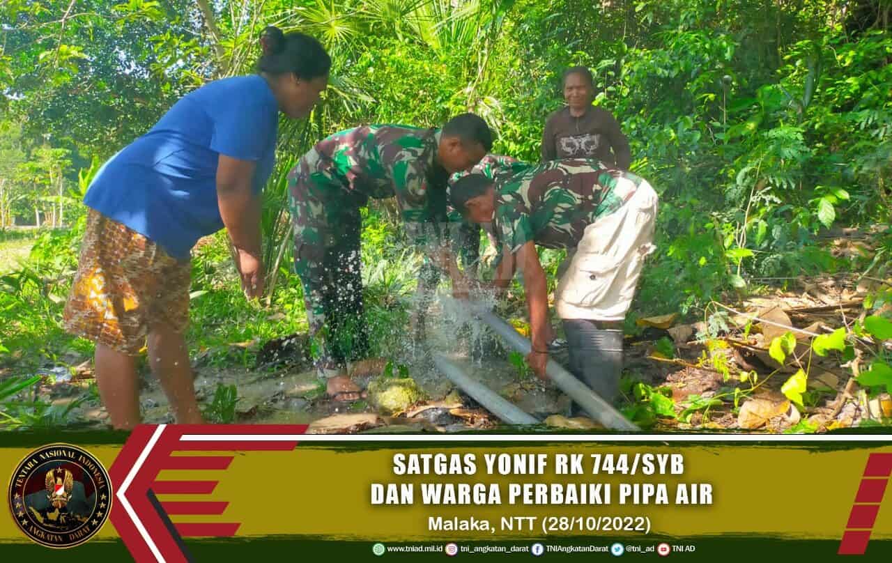 Atasi Kesulitan Air Bersih, Satgas Yonif RK 744/SYB dan Warga Perbaiki Pipa Air