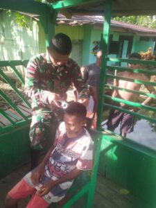 Tanamkan Kerapian Sejak Dini, Satgas Yonif 132/BS Pangkas Rambut Anak-Anak Perbatasan