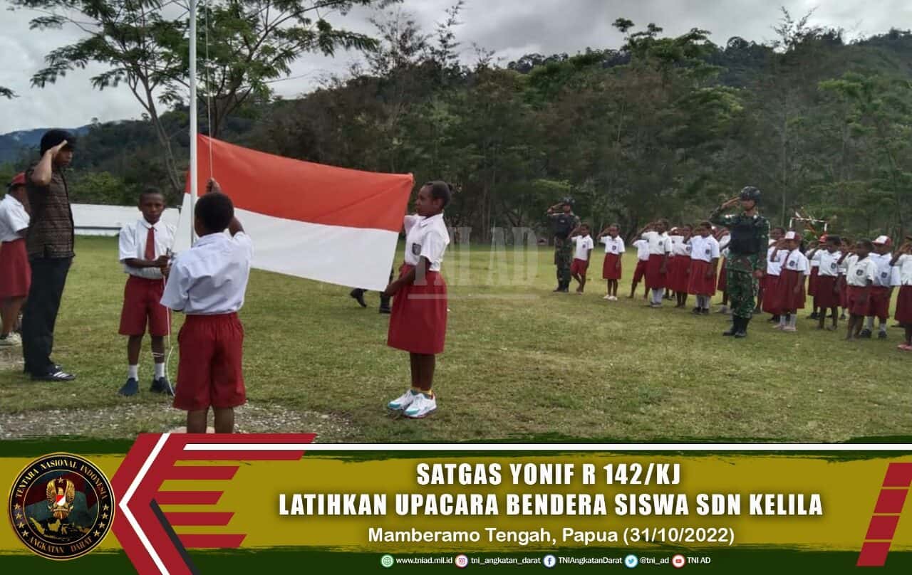 Tumbuhkan Jiwa Nasionalisme, Satgas Yonif R 142/KJ Latihkan Upacara Bendera Siswa SDN Kelila