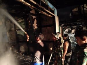 Prajurit Satgas Pamtas Yonif 645/GTY Bantu Padamkan Kebakaran Ruko