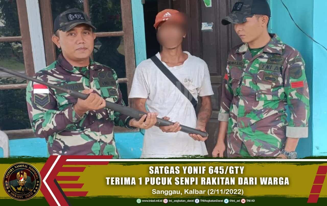 Sukarela, Warga Serahkan 1 Pucuk Senpi Rakitan Kepada Satgas Pamtas RI-Malaysia Yonif 645/GTY