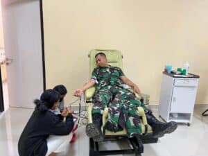 Peduli Sesama, Satgas Yonif RK 744/SYB Donorkan Darahnya Untuk Bantu Warga