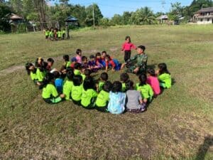 Satgas Pamtas Yonarmed 19/105 Trk Bogani Berikan Wasbang Siswa Perbatasan Dengan Metode Outdoor Learning
