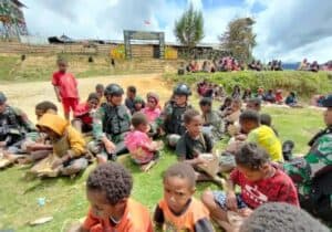 Satgas Yonif Mekanis 203/AK Tumbuhkan Minat Belajar Anak – Anak Pegunungan Tengah Papua