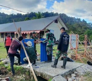 Perindah Lingkungan Sekolah, Satgas Yonif R 142/KJ Bantu Bangun Pagar SD Inpres Elelim