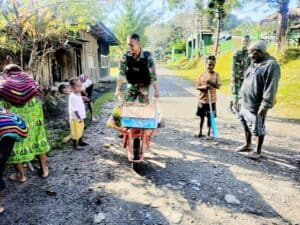 Peduli Kebersihan Lingkungan, Satgas Yonif 142/KJ Kerja Bakti Bersihkan Jalan