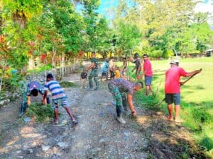 Peduli Kebersihan Lingkungan, Satgas Yonif 142/KJ Kerja Bakti Bersihkan Jalan