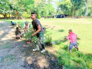 Peduli Kebersihan Lingkungan, Satgas Yonif 142/KJ Kerja Bakti Bersihkan Jalan