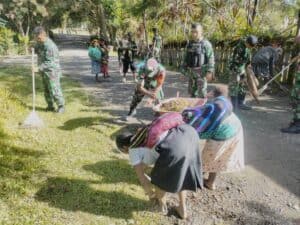 Peduli Kebersihan Lingkungan, Satgas Yonif 142/KJ Kerja Bakti Bersihkan Jalan