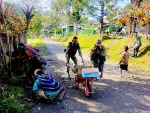 Peduli Kebersihan Lingkungan, Satgas Yonif 142/KJ Kerja Bakti Bersihkan Jalan