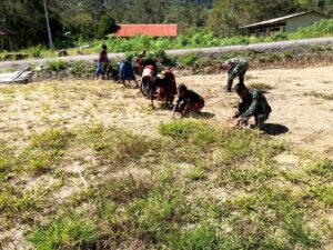 Peduli Kebersihan Lingkungan, Satgas Yonif 142/KJ Kerja Bakti Bersihkan Jalan