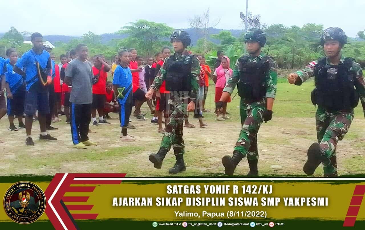 Satgas Yonif R 142/KJ Ajarkan Sikap Disiplin Siswa SMP Yakpesmi