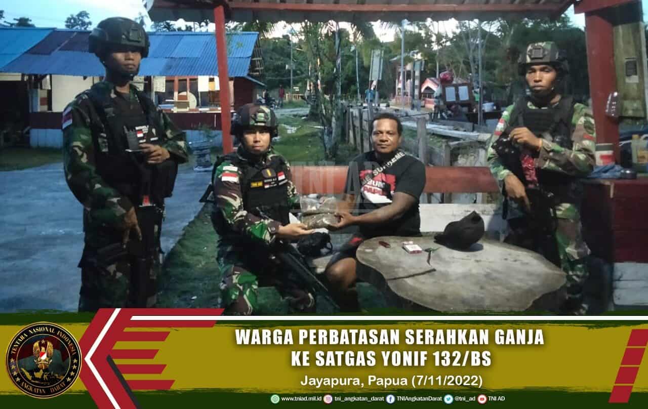 Seorang Warga Perbatasan Serahkan Ganja ke Satgas Yonif 132/BS