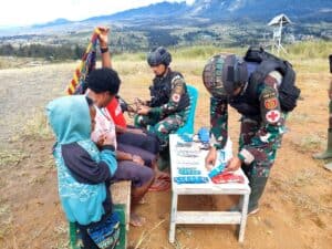 Satgas Yonif R 303/SSM Beri Pengobatan Gratis Warga Papua