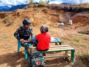 Satgas Yonif R 303/SSM Beri Pengobatan Gratis Warga Papua