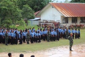 Peringati Hari Pahlawan, Satgas Yonarmed 19/105 Trk Bogani Pawai Budaya Di Perbatasan.