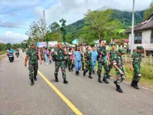 Peringati Hari Pahlawan, Satgas Yonarmed 19/105 Trk Bogani Pawai Budaya Di Perbatasan.