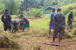 Satgas Yonif 725/Wrg Bersama Warga Bersihkan Jalan dan Lingkungan Kampung Kombut