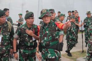 Pangdam IX/Udy Dampingi Panglima TNI Pastikan Keamanan Tahura Mangrove
