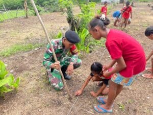 Dukung Ketahan Pangan, Satgas Yonkav 10/MG Ajarkan Anak-Anak Tanam Jagung